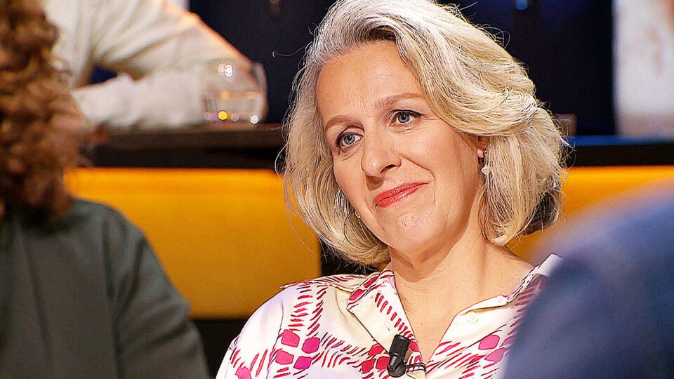 Aaf Brandt Corstius ondanks hoog inkomen 'Ja, ik rij zwart met ov' Aaf Brandt Corstius ondanks hoog inkomen 'Ja, ik rij zwart met ov'